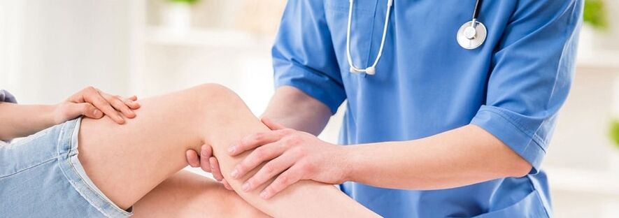 El médico examina la pierna